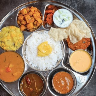 Butter Chicken Combo (Butter Chicken, Naan, Samosa, Rice, Dessert, Soda)